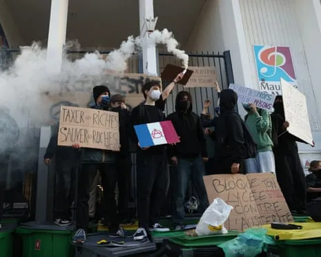 New French PM Under Intense Pressure as Countrywide Strikes Paralyze Education and Transport